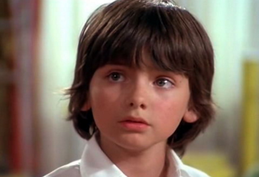  Прославился за один день, но так и не сумел принять славу: как живет тот самый капризный мальчик из фильма с Пьером Ришаром «Игрушка» 