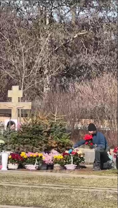 Закатав рукава: Петр Чернышев с дочкой Милой и таинственной помощницей навели порядок на могиле Анастасии Заворотнюк