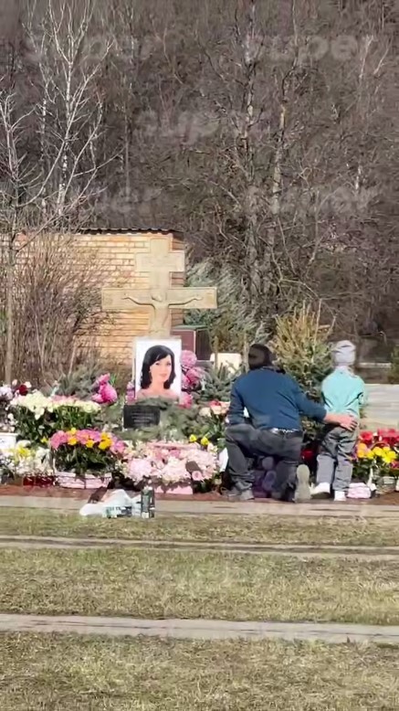 Закатав рукава: Петр Чернышев с дочкой Милой и таинственной помощницей навели порядок на могиле Анастасии Заворотнюк