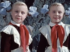 Чистота и фальшивые цветы: как выглядит могила сестер Оли и Яло из «Королевства кривых зеркал»
