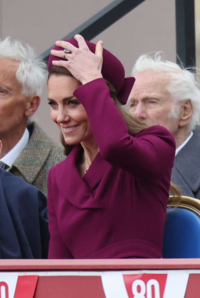 Кейт Миддлтон появилась на параде в честь Дня Победы в старом платье, а принц Уильям блистал в мундире: фото