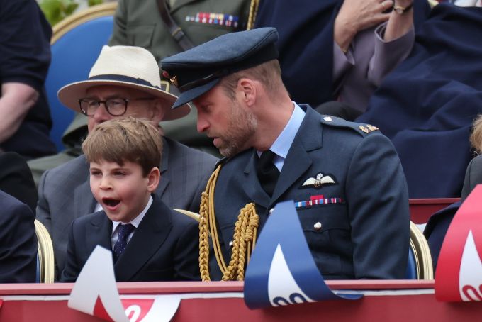 Кейт Миддлтон появилась на параде в честь Дня Победы в старом платье, а принц Уильям блистал в мундире: фото