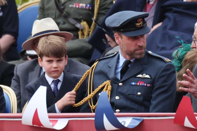 Кейт Миддлтон появилась на параде в честь Дня Победы в старом платье, а принц Уильям блистал в мундире: фото