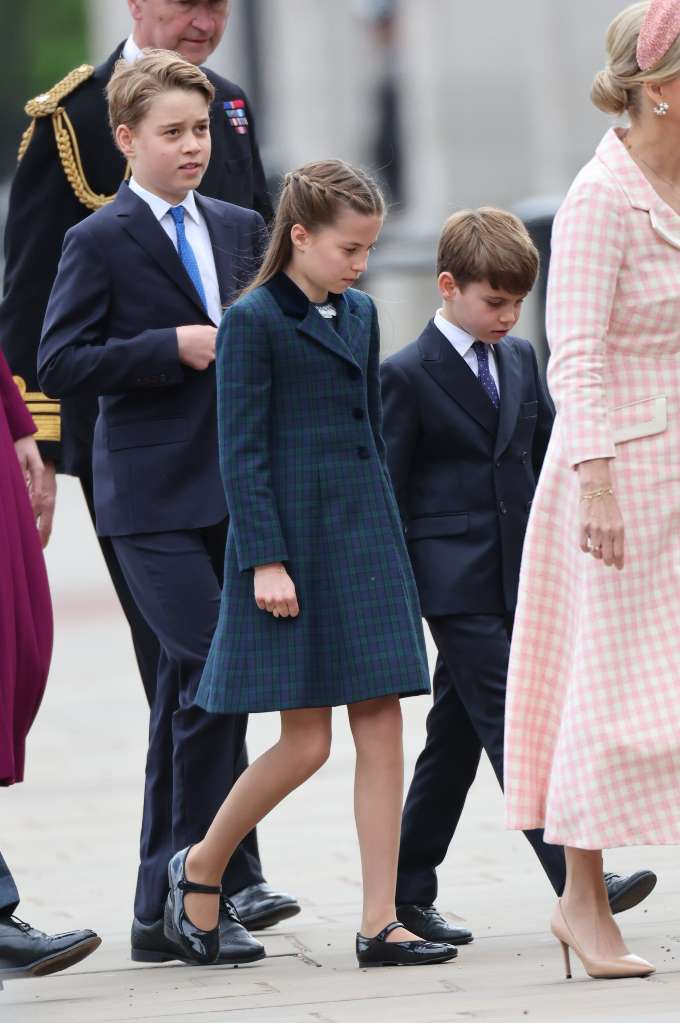 Кейт Миддлтон появилась на параде в честь Дня Победы в старом платье, а принц Уильям блистал в мундире: фото