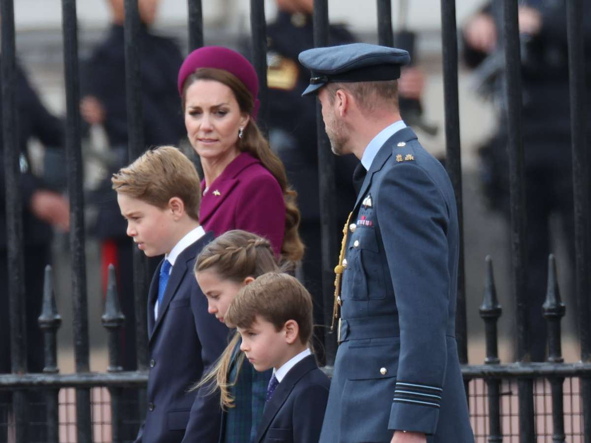 Кейт Миддлтон появилась на параде в честь Дня Победы в старом платье, а принц Уильям блистал в мундире: фото