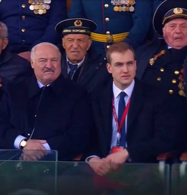 «Самый горячий драник Беларуси»: россиянки любовались Николаем Лукашенко на Параде Победы в Москве