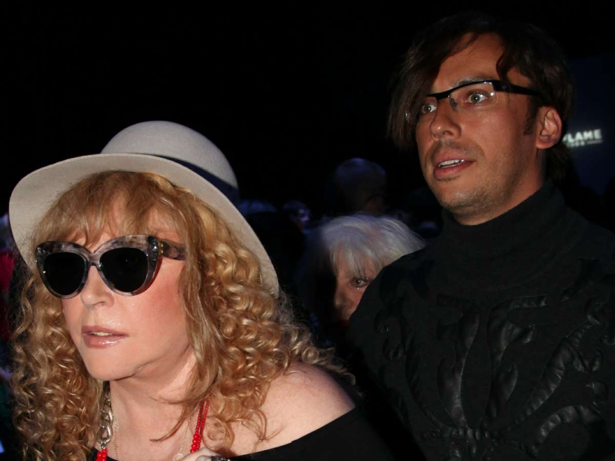 Неузнаваемая Алла Пугачева начала прятаться от камер: вот в чем причина