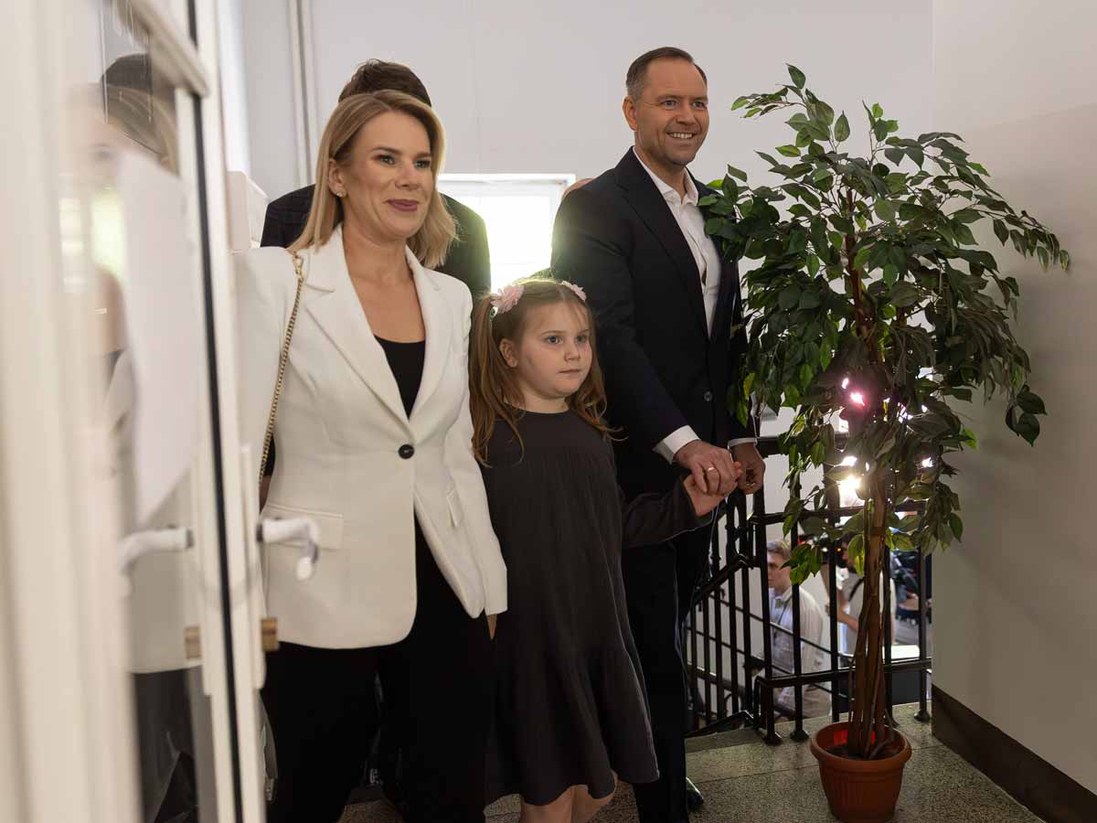 Складывала ручки сердечком, строила смешные рожицы: дочь новоиспеченного президента Польши Кароля Навроцкого затмила отца