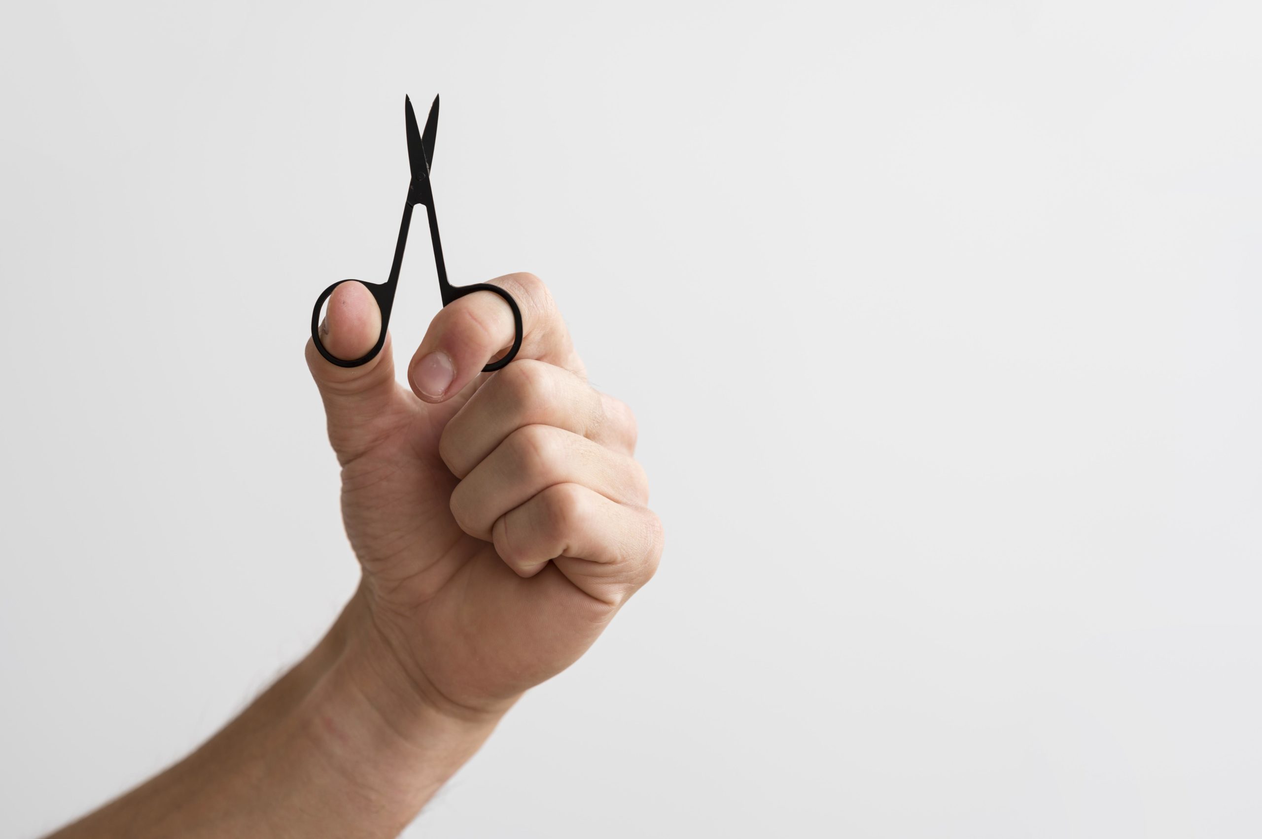 celovek-derzasii-nogti-noznicy-s-kopiei-prostranstva