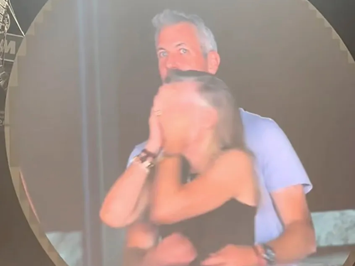 На концерте Coldplay случайно спалили измену главы IT-компании с кадровиком: обманутая жена уже сменила фамилию в соцсетях