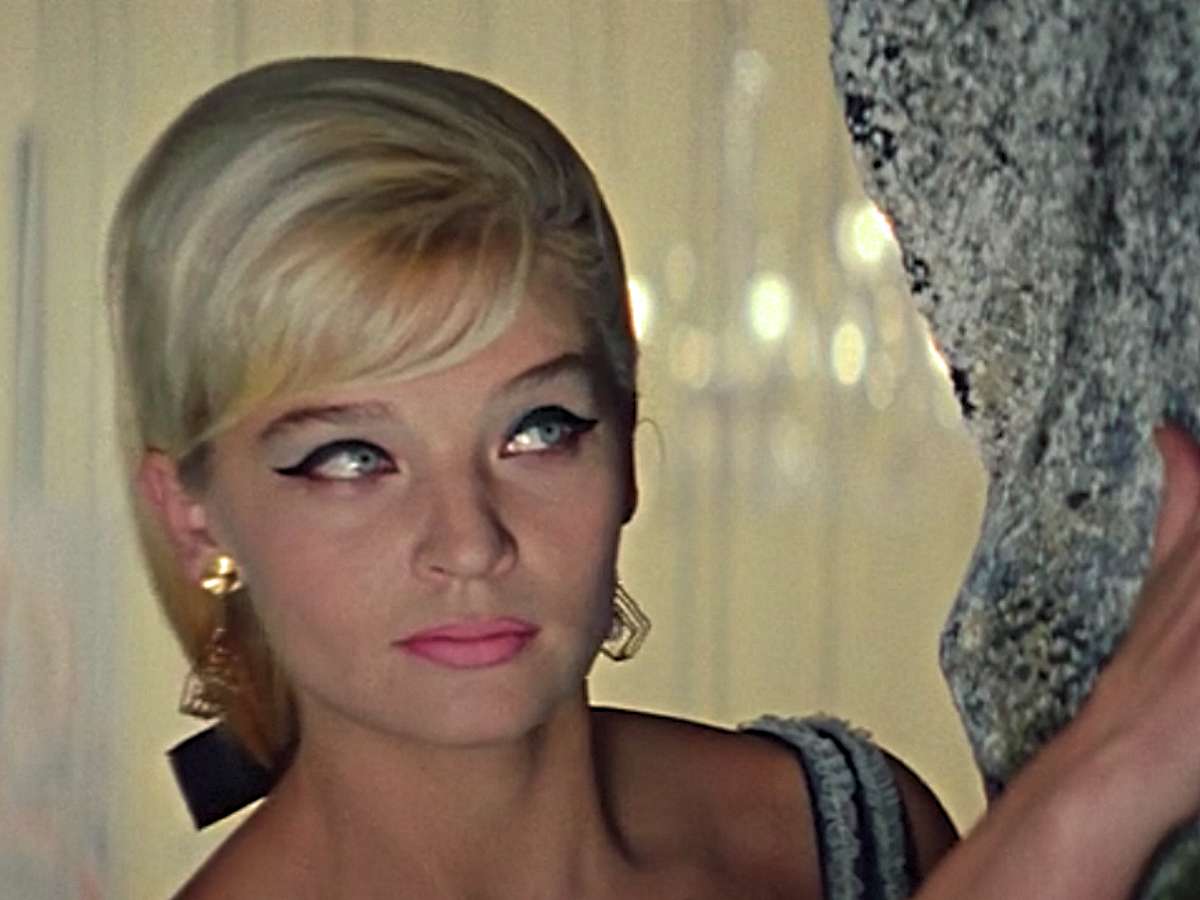 От трясущей грудью Светличной в «Бриллиантовой руке» до ночной бабочки Яковлевой в «Интердевочке»: самые скандальные фильмы в СССР