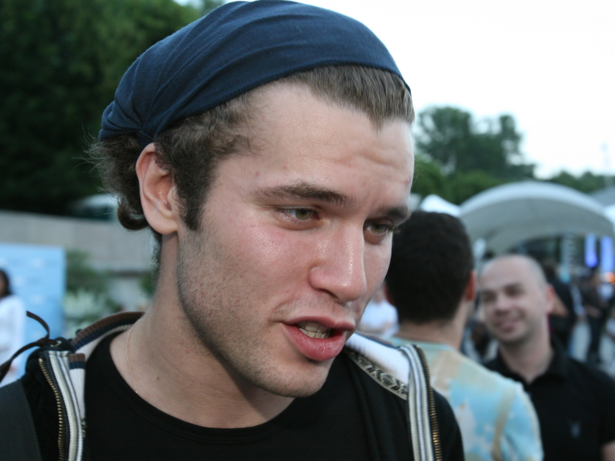 «Папой стал недавно»: вот как живет бывший солист группы «Корни» Павел Артемьев