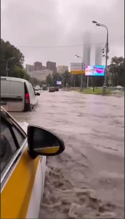 Парковки, переходы и даже рестораны ушли под воду: на Москву и Подмосковье обрушился тропический дождь