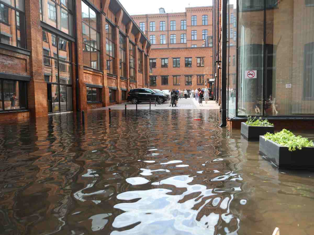 Парковки, переходы и даже рестораны ушли под воду: на Москву и Подмосковье обрушился тропический дождь