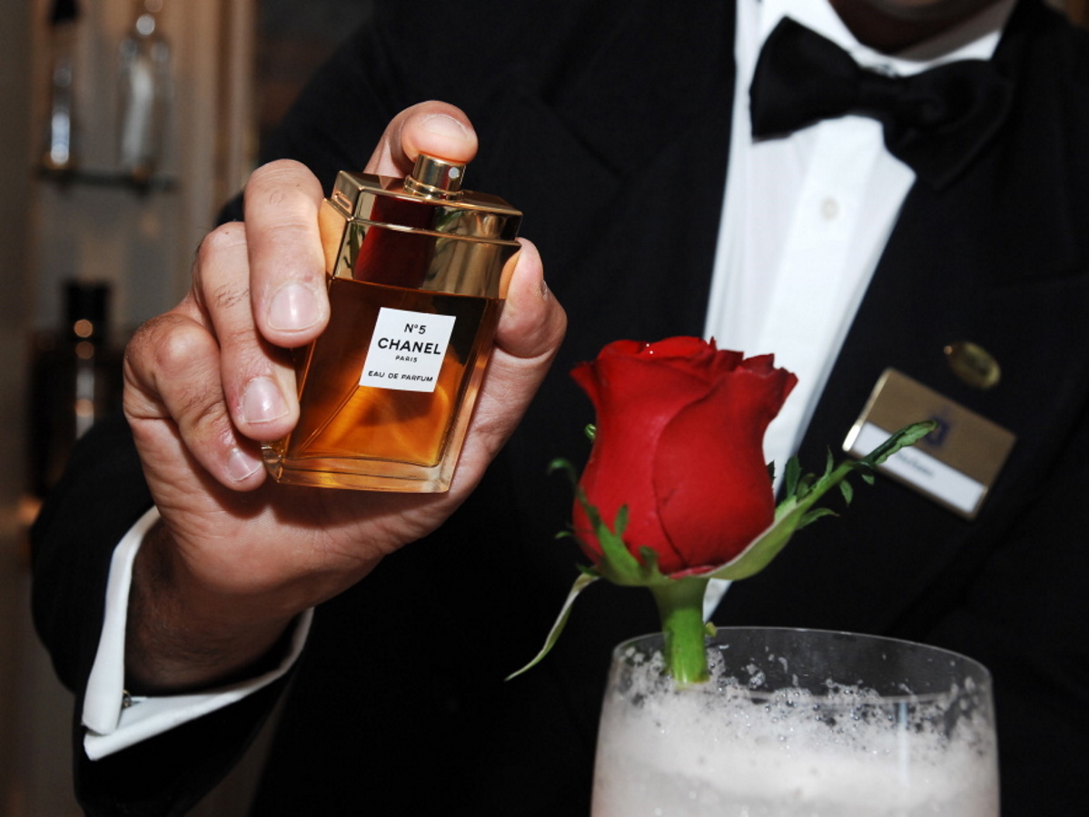Почему легендарные духи Chanel №5  — самый русский аромат?