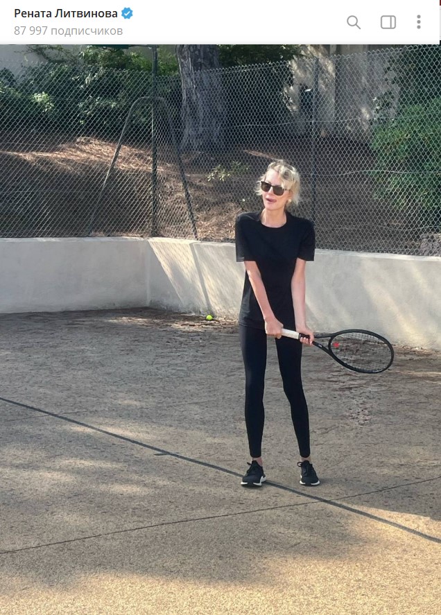 Тощие плечи ввались вперед: Рената Литвинова надирается шампанским, не считая бокалов