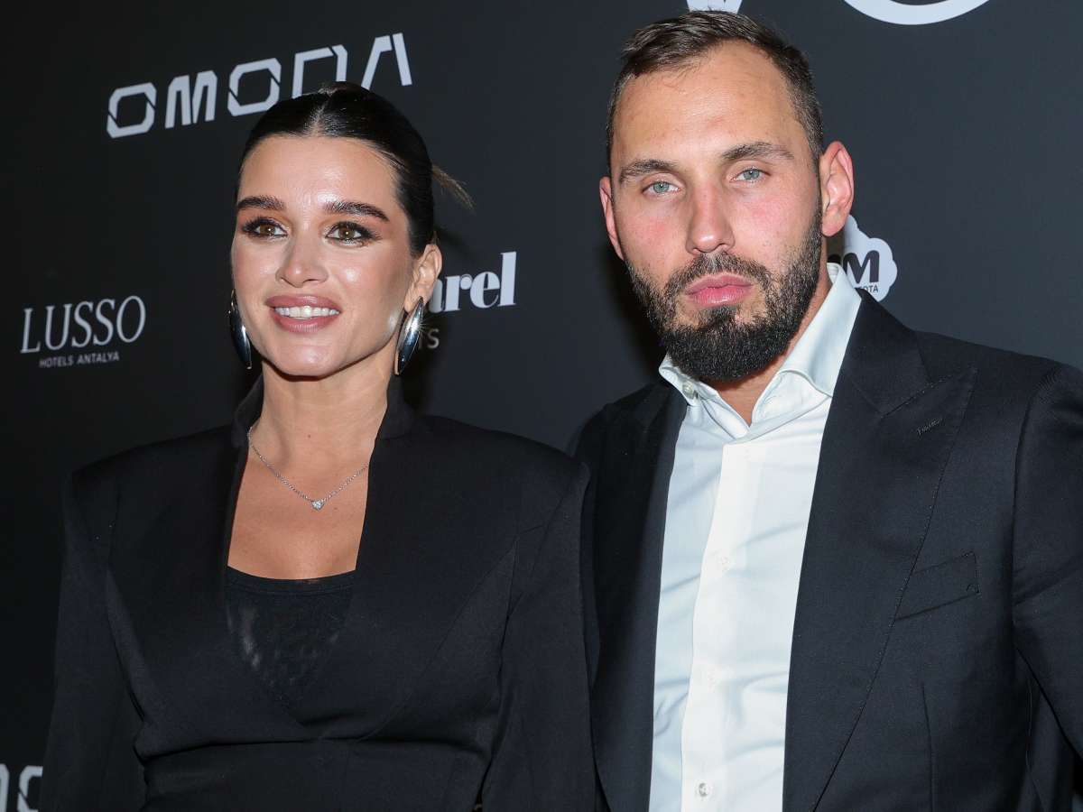 «Вы тупой человек!» Доведенный муж Бородиной сорвался на людей