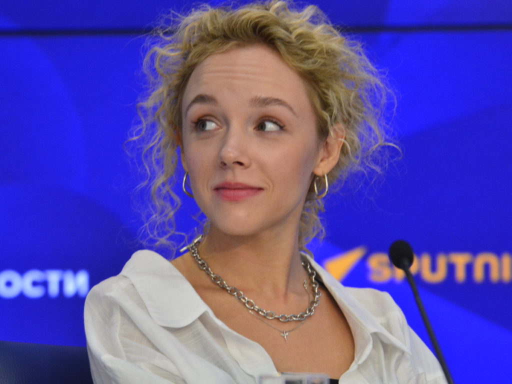 Взяла фамилию бабушки, но на свадьбу не пригласила: как живет внучка легендарной Валентины Талызиной