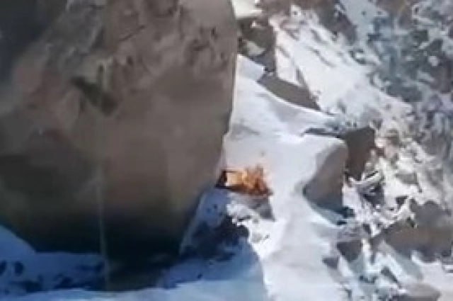 10 дней без еды, с переломом на жутком морозе: к российской альпинистке в горах в горах Тянь-Шань не могут пробиться спасатели