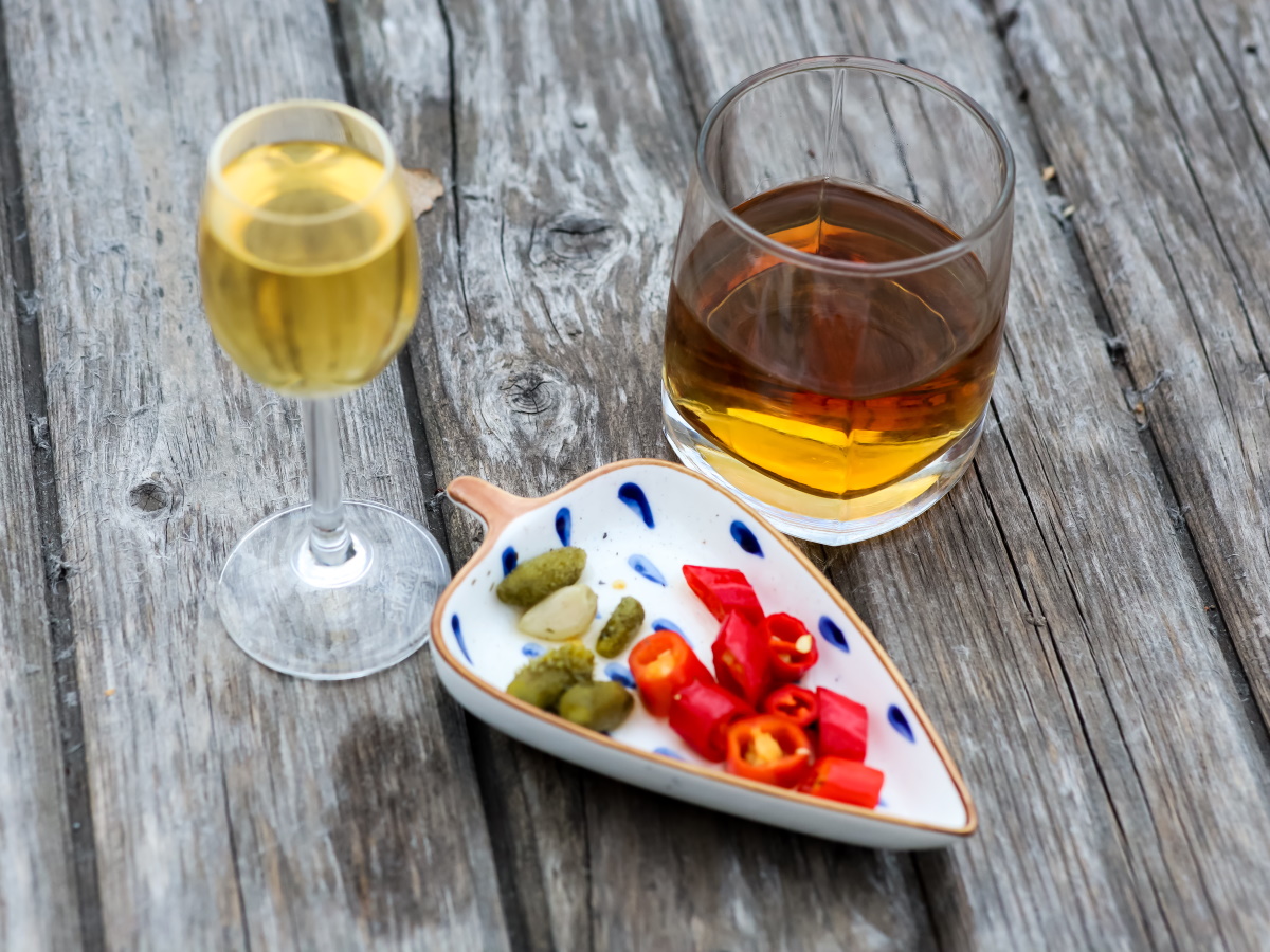 11 туристов мертвы, остальные в реанимации: продавцами ядовитой адлеровской чачи оказались внучка и бабуля