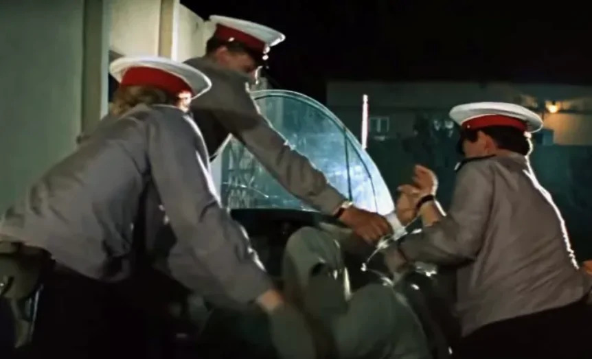 А мы и не заметили: Леонид Гайдай тайно снялся сразу в трех ролях в «Бриллиантовой руке»