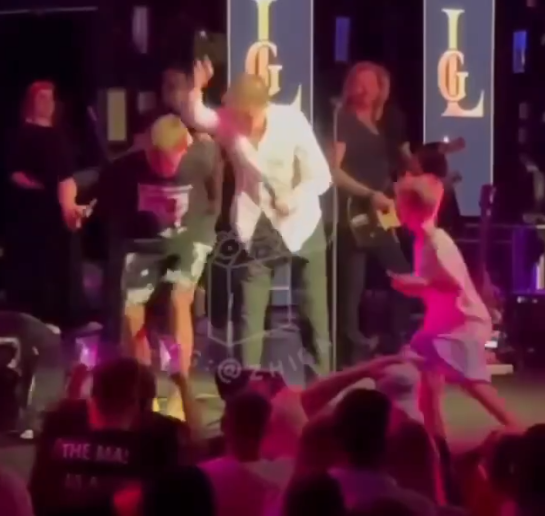 «Я просто хотел снимок на память»: Лепс жестко поставил на место юного поклонника прямо на концерте