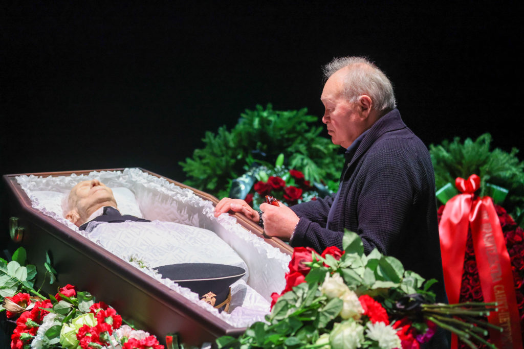  Изможденный старец: при виде изменившегося Ивана Краско с его любимыми женщинами случилась истерика