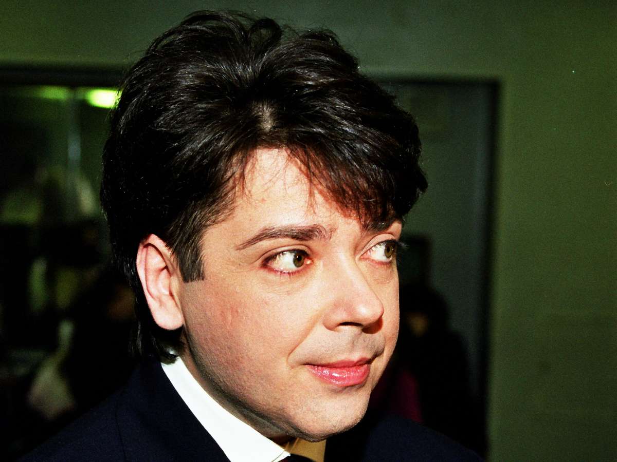 «Какое кощунство»: семью Валентина Юдашкина осудили за неподобающее поведение на могиле модельера