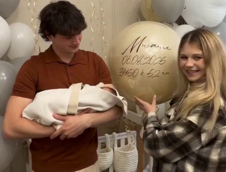 «Мы тебя очень ждали»: сияющая Трусова рассекретила имя новорожденного малыша