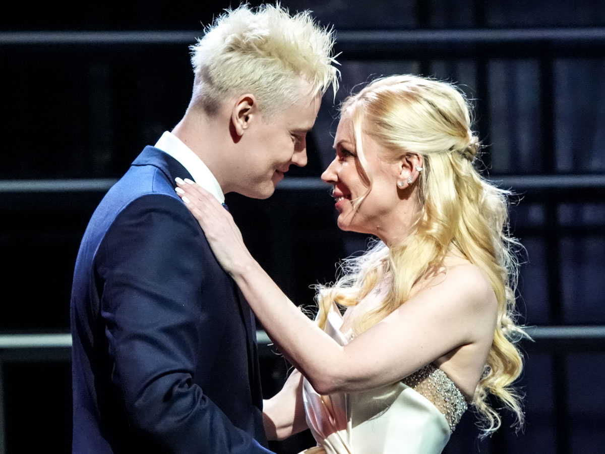 На глазах у всех прямо в ресторане: интимные нежности SHAMAN и Мизулиной шокировали народ