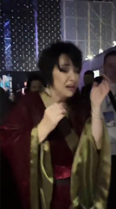 «Нельзя так разрывать наши сердечки!» Певица Лолита забилась в истерике прямо на сцене