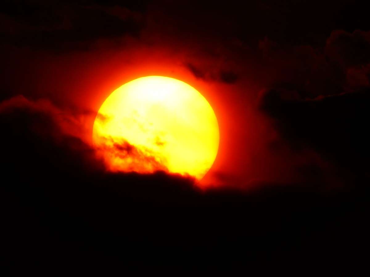 Произошла самая мощная вспышка на Солнце: когда ожидать приход магнитных бурь