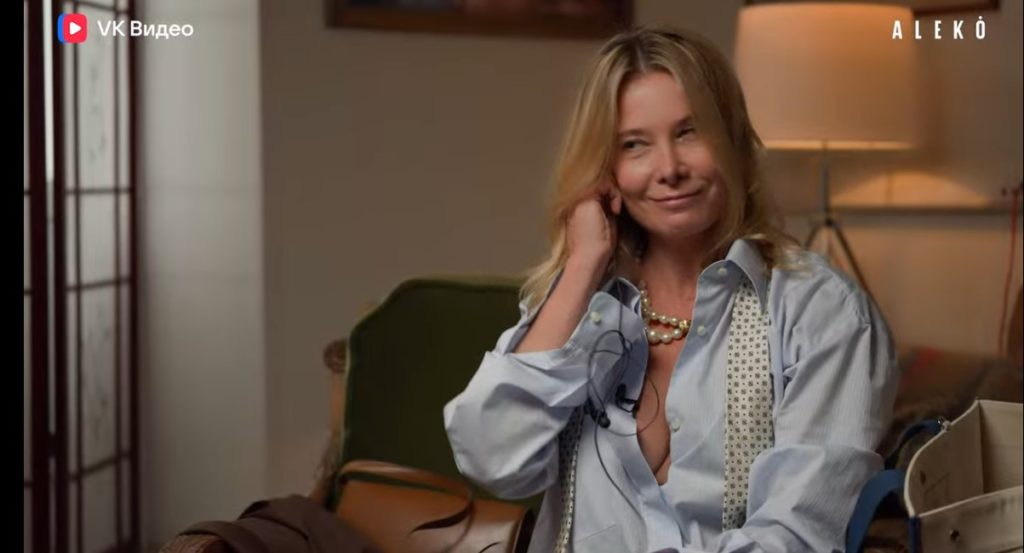 Расстегнутая рубашка, выглядывающая грудь: Юлия Высоцкая в соблазнительном виде рассказала о провале с сырниками