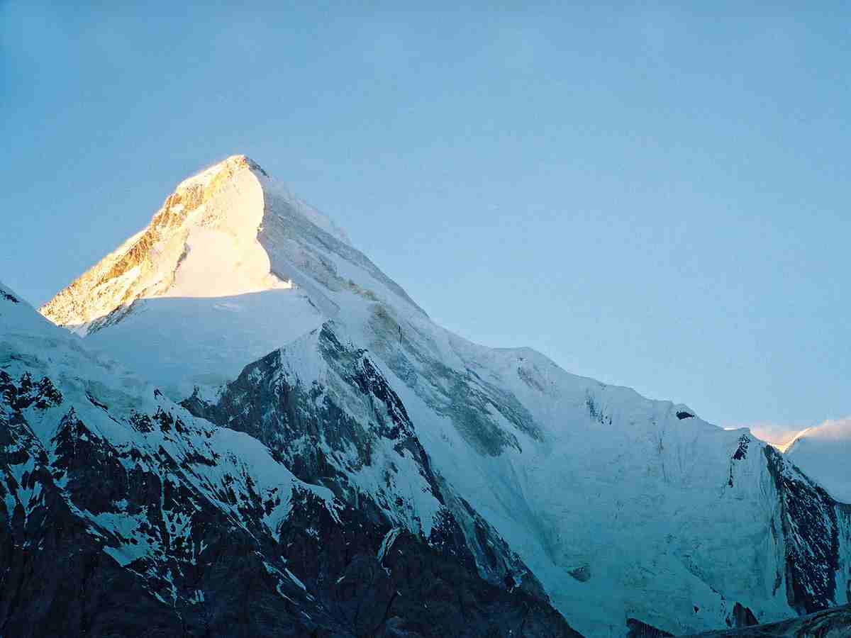 Шансов выжить все меньше: обездвиженная альпинистка из России уже неделю ждет спасения в горах Тянь-Шань