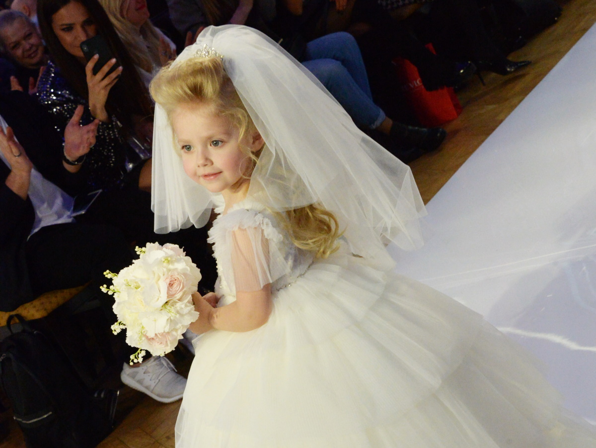 «Стильная красавица в очках»: народ ахнул от вида повзрослевшей Лизы Галкиной