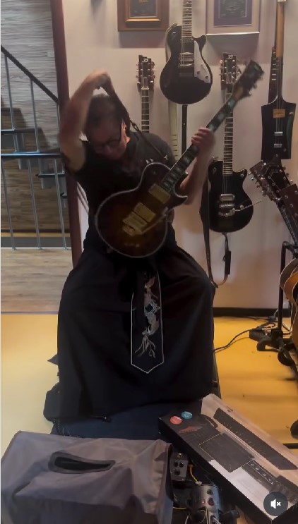 В его доме теперь красотки-близняшки: Дмитрий Дибров на фоне развода пустился во все тяжкие