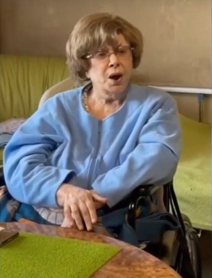 В инвалидной коляске, но принимает гостей и поет: как сейчас живет Эдита Пьеха