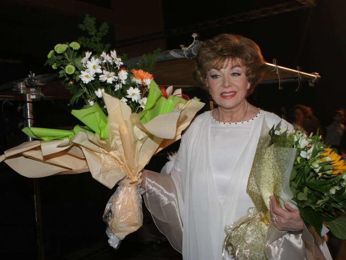 В инвалидной коляске, но принимает гостей и поет: как сейчас живет Эдита Пьеха