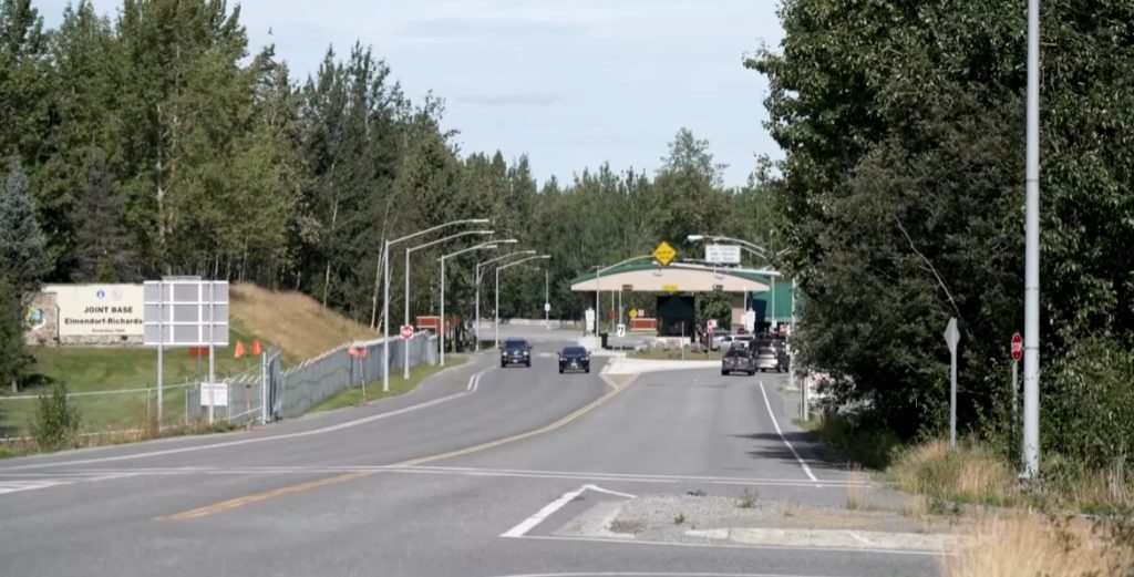 Въезд на военную базу Элмендорф-Ричардсон