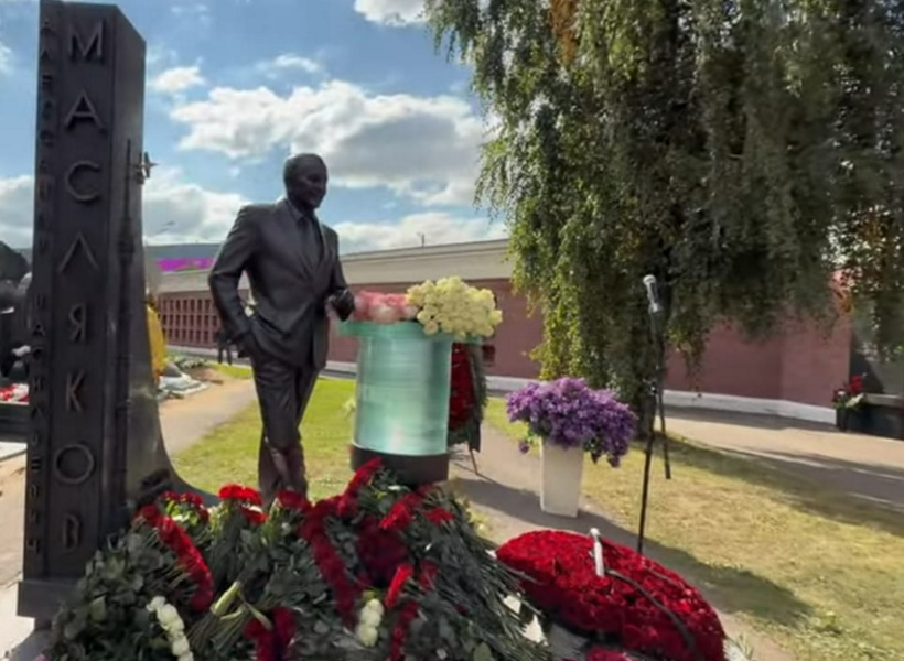 3.В полный рост у трибуны КВН: как выглядит памятник на могиле Александра Маслякова 