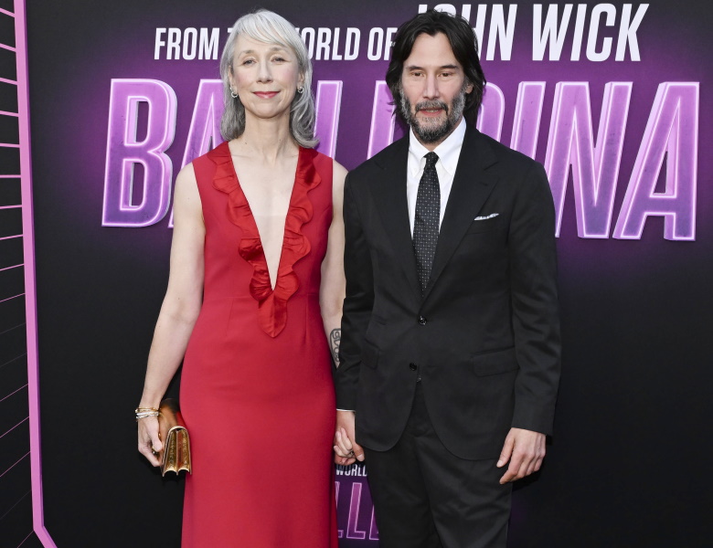 Актер счастлив, а поклонники в шоке: "вечный холостяк" Киану Ривз сыграл тайную свадьбу с седовласой художницей