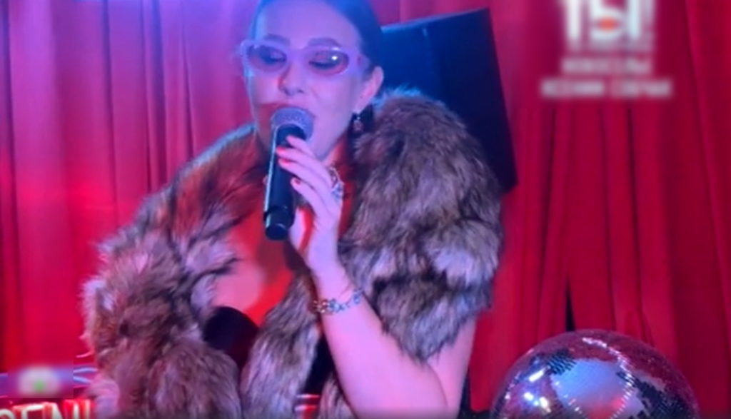 Черная икра, устрицы и шампанское по 15 тысяч рублей за бутылку: Ксения Собчак справила новоселье после покупки квартиры у Кремля