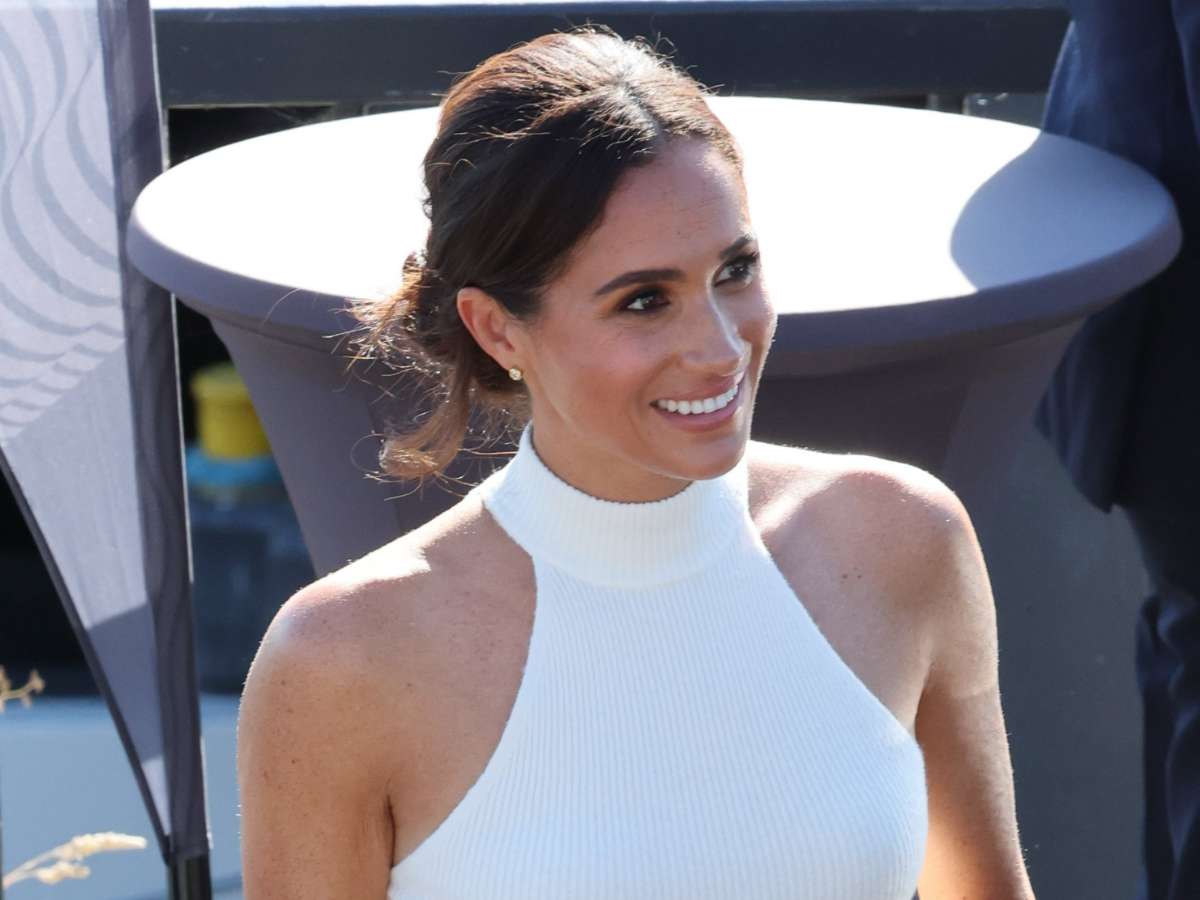 Что известно о первом за долгое время разговоре Карла III и Меган Маркл