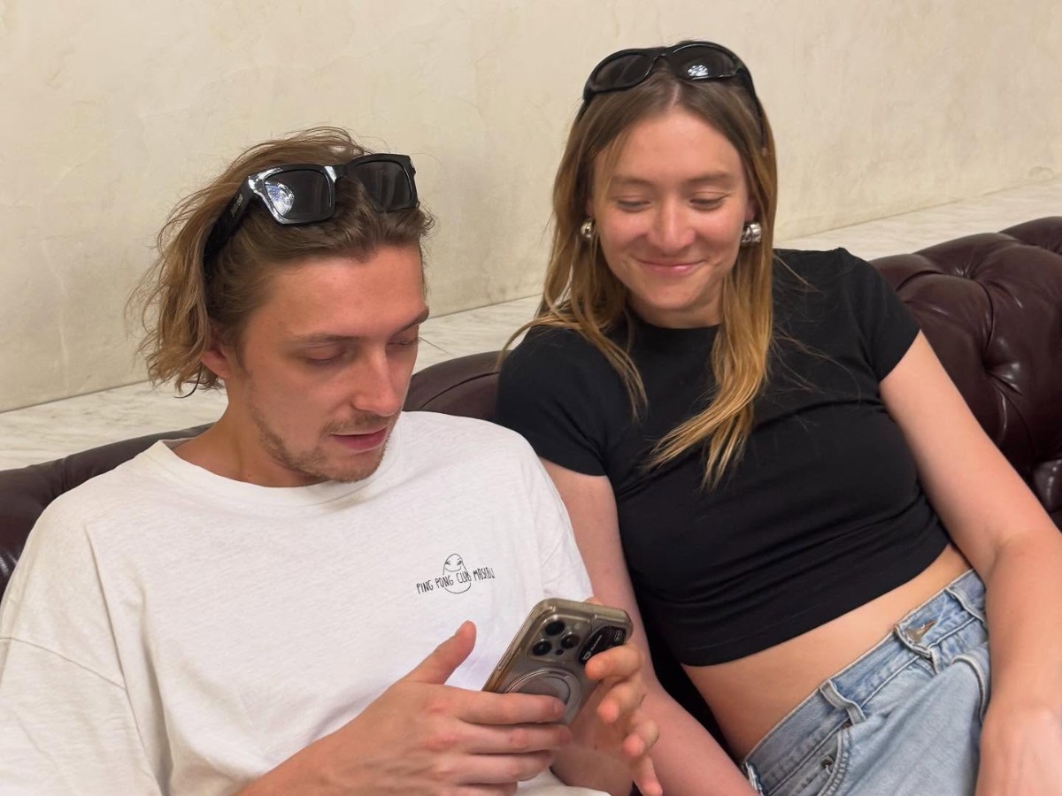 Чулки, никакой фаты и нотки безумия: Маша Миногарова вышла замуж за Александра Горчилина из «Папиных дочек»