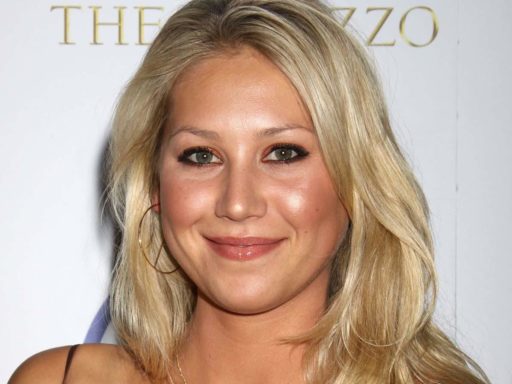 Анна Курникованы ұрып жатыр