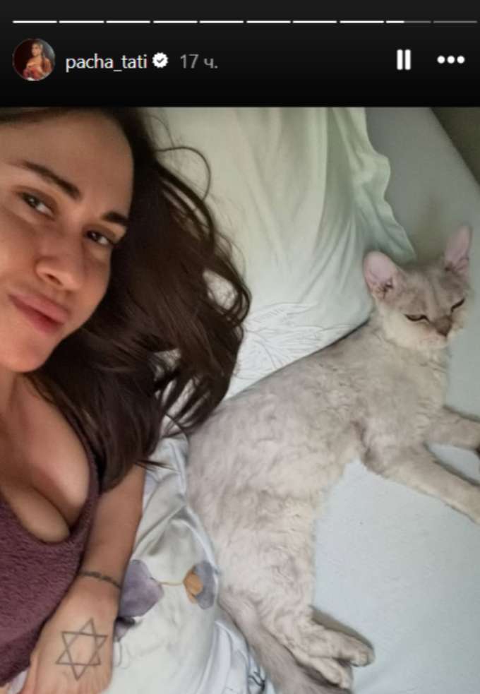 Грудь на выкате и довольная улыбка: в Сеть попало постельное фото счастливой дочери Успенской