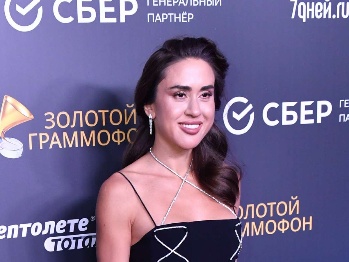 Грудь на выкате и довольная улыбка: в Сеть попало постельное фото счастливой дочери Успенской