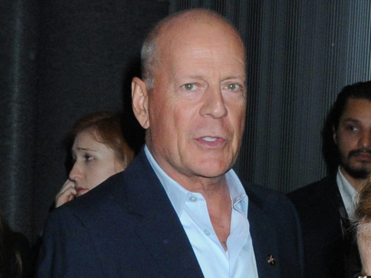 «Жутко и подло делать такие снимки»: тяжелобольного Брюса Уиллиса засняли папарацци