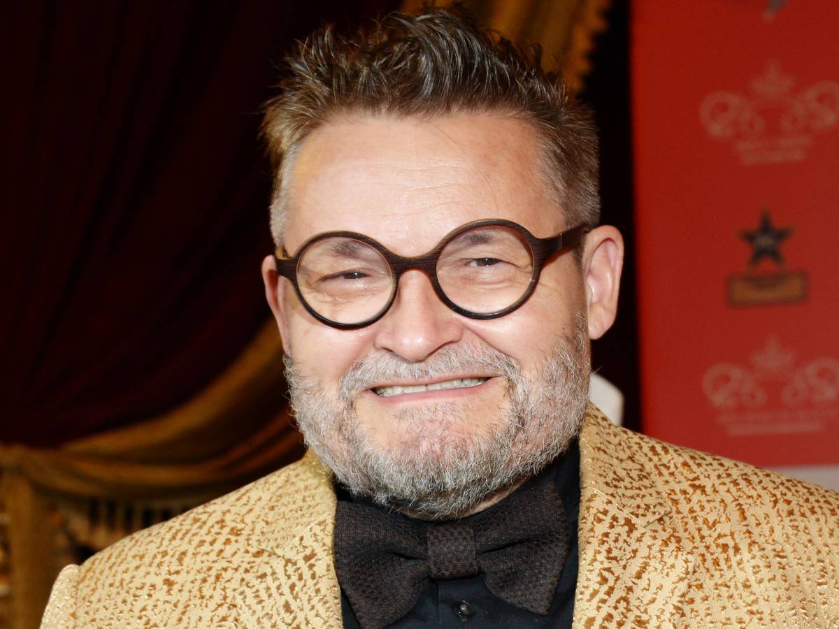 «Как каких-то бомжей»: Александр Васильев прилюдно унизил жену главного тренера сборной России Валерия Карпина