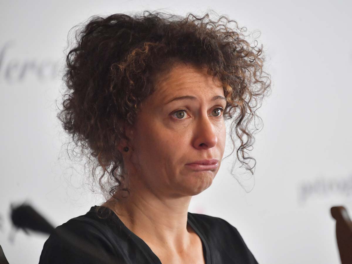 Нервная, осунувшаяся и без макияжа: Ксения Раппопорт навестила пойманную с веществами Аглаю Тарасову